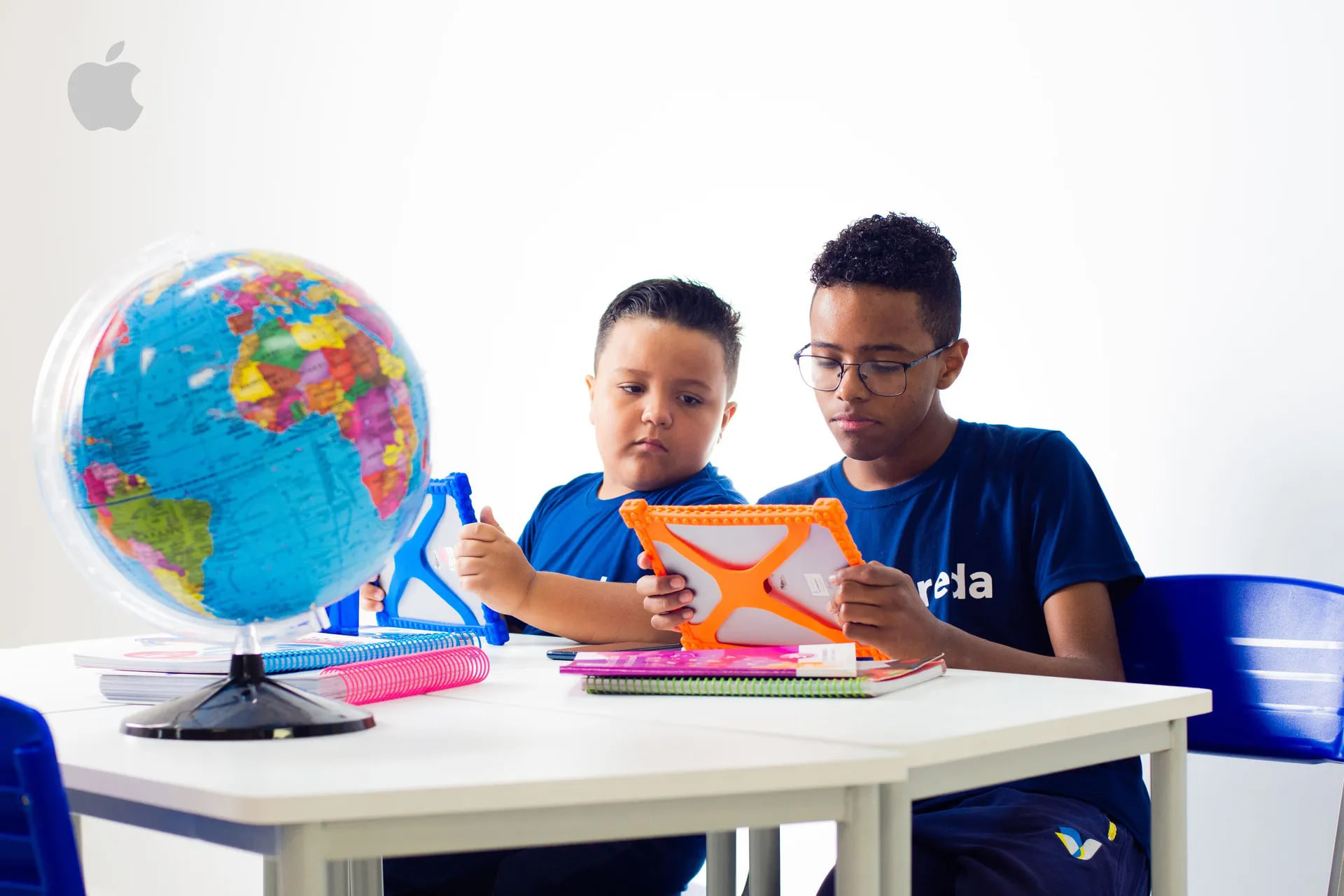 Estudiantes de Escola Vereda usando iPads en una actividad pedagógica.