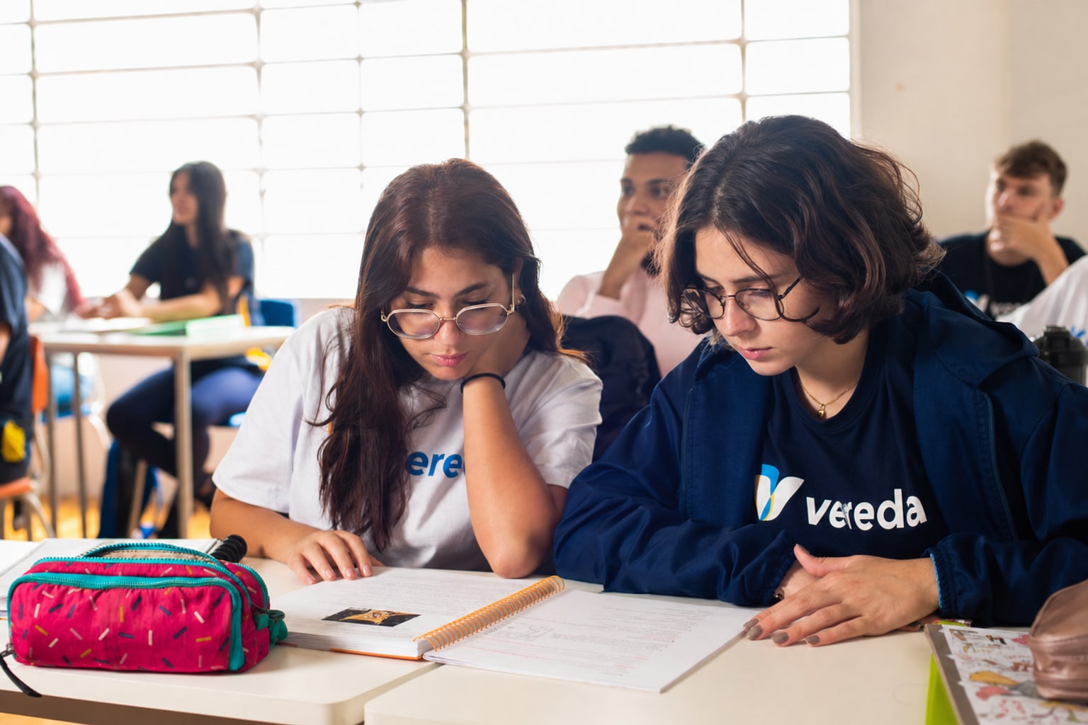 Dos estudiantes de Bachillerato de la Escuela Vereda estudiando juntas